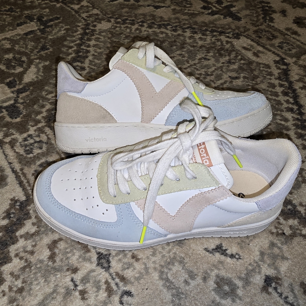 Victoria White and Blue Low-Top Sneakers